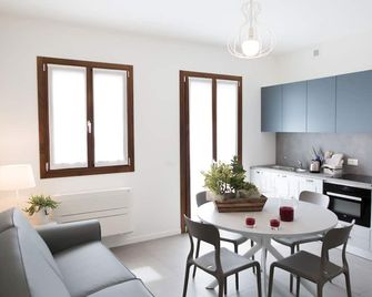 Queen Venice Fly Apartments - Venice - Dining room