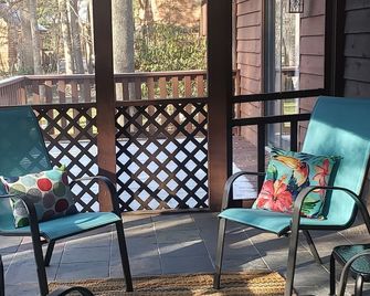 2BR/2BA home close to Asheville, Hendersonville, minutes to Airport and Ag Cntr - Fletcher - Balkon