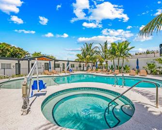 Pelican Post at Anna Maria Island Inn - Bradenton Beach - Piscina