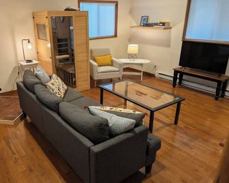 Pet-Friendly Retreat; Huge Yard, Sauna, Fire Pit & Ev Charger Near Hungry Mother - Marion - Living room