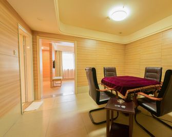 Luck 7 Hotel (Yichang Three Gorges Electric Power Vocational College Cbd Shopping Center) - Yichang - Gebäude