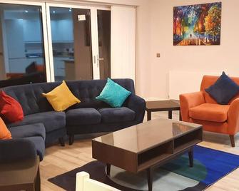 Garland Modern Spacious Apartment, Brentwood 1 - Brentwood - Living room