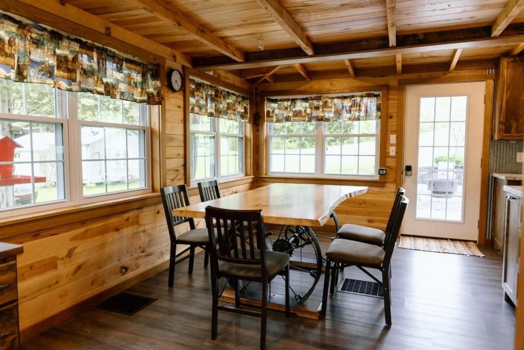 Surrounded by Nature - Frog Hollow Cabin & Bunk Room: Hot Tub | Fire Pit | Grill