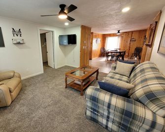 General Store 4 Bedroom Apartment in Cadillac - Cadillac - Living room