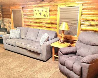 8 miles from Yellowstone! Perfect For Romantic Getaways & Families! Smart TV! - West Yellowstone - Living room