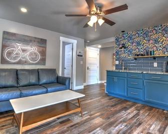 Mtn Bike meets luxury, Downtown Fruita ! Free Bike Storage & Fast WiFi - Fruita - Living room