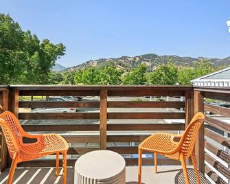Fully furnished apartment tucked away on-site at UpValley Inn & Hot Springs - Calistoga - Balcony