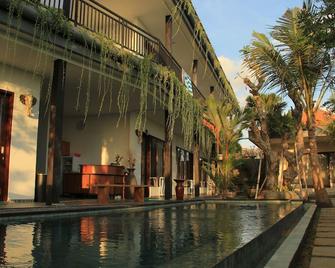 Grandpa Guest House - North Kuta - Pool