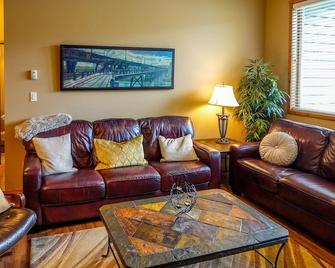 Location Location!! 2bd2ba Condo In The Heart Of Downtown Invermere! - Invermere - Huiskamer