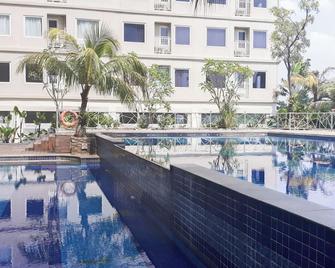 Comfortable And Tidy Studio At Titanium Square Apartment - Jakarta - Pool