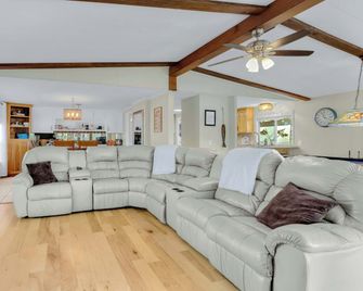 Beautiful and Relaxing Lakefront Getaway - New Braunfels - Living room