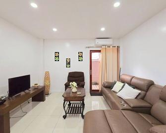 Entire 1 Bedroom Apartment in Suva City Centre - Suva - Wohnzimmer
