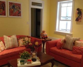 Lyndhurst House brVacation House Extraordinaire - Nassau - Living room