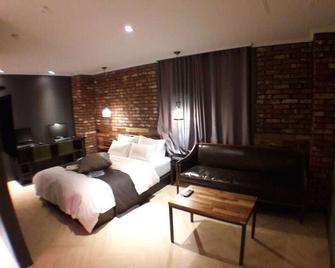 Hotel Yaja Gwangju Chunjangro Branch - Gwangju - Bedroom