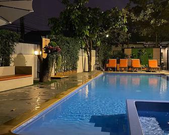 Crystal Suites Suvarnabhumi Airport - בנגקוק - בריכה