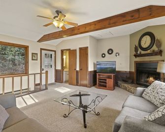 Relaxing Cozy Cabin in the Heart of the Blue Ridge Mountains. Pet friendly - Valle Crucis - Living room