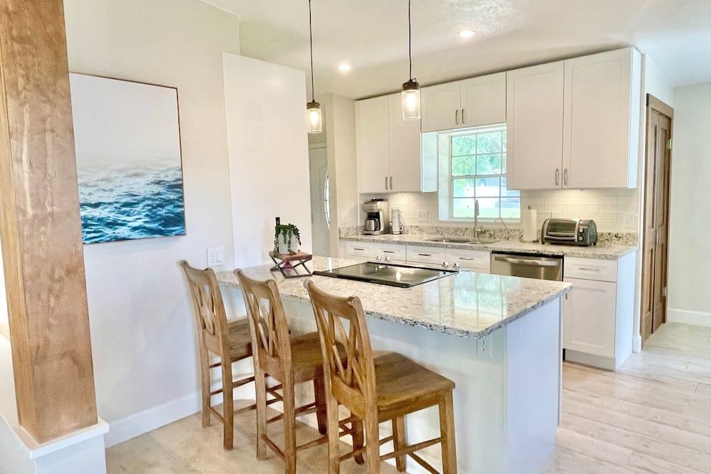 Lakewood Luxury 3/2 Home with Sunroom plus Fenced Yard and Covered Patio
