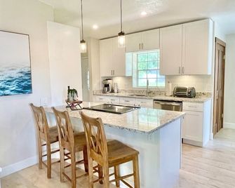 Lakewood Luxury 3/2 Home with Sunroom plus Fenced Yard and Covered Patio - Maitland - Kitchen