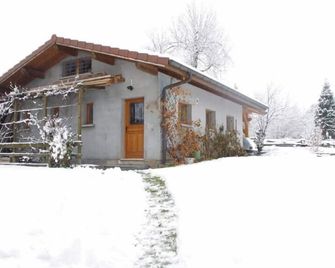 Ayse: Cottage with garden 'La Casetta' between Chamonix Geneve Annecy - Bonneville - Bâtiment