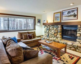 Ketchum Condo with Deck Less Than 1 Mi to Sun Valley Resort! - Ketchum - Living room