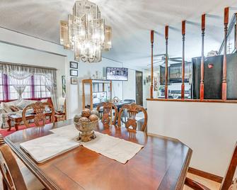 Charming Windsor Home with Private Backyard! - Windsor - Dining room