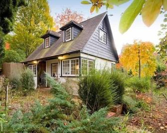 Edna Walling Cottage - heritage listed - Sherbrooke - Building