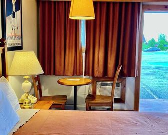 Rocky Mountain Lodge - Standard Room, 1 Queen Bed - Renfrew