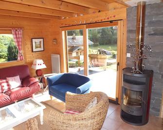 Charming Chalet Located On The Edge Of A Lake With Views Of The Ski Slopes - Ventron - Huiskamer