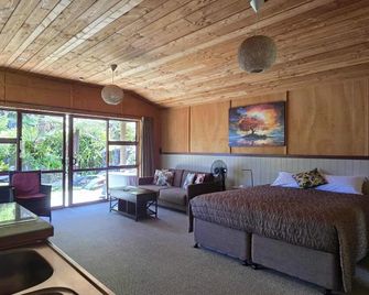 The Rocks Chalets - Takaka - Вітальня