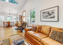 Stylish east Austin home with central AC, washer/dryer, & patio - Austin - Phòng khách