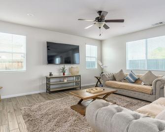Your dream house with a Hot tub! - Elk Grove
