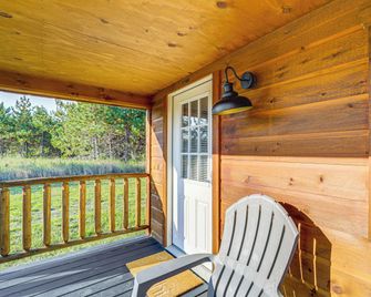 9 Mi to Lake Michigan: Secluded Cabin Getaway - Central Lake - Balcony