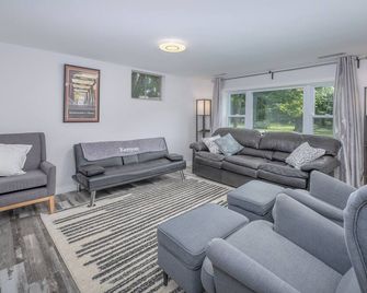 The Meadow at Kenyon: Beautiful 4-bedroom just steps from Kenyon College. - Gambier - Sala de estar