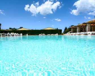 Tenuta Santicuti - San Cataldo - Pool