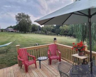Farm Cottage Mountain Views Hot Tub - Goode - Patio