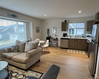 Quiet, above-garage suite in Royal Bay - Colwood - Living room