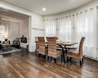 Cozy 2bed House with a Beautiful View of the PBS Tower! - Kansas City - Essbereich