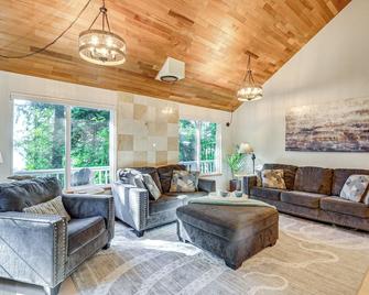 Relax on a Private Beach Shelton Getaway! - Shelton - Living room