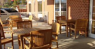 Country Inn & Suites by Radisson, Baltimore Air - Linthicum Heights - Patio