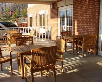 Country Inn & Suites by Radisson, Baltimore Air - Linthicum Heights - Patio