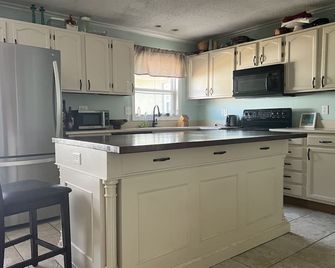 4 Bedroom House with a Pool! 15 minutes from the TPA Airport! - Odessa - Кухня