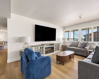 456 Embarcadero Inn & Suites - Morro Bay - Living room