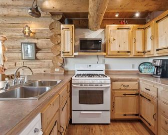 Alpenglow Cabin – Rustic Mountain Retreat | Sleeps 6 - Placerville - Kitchen
