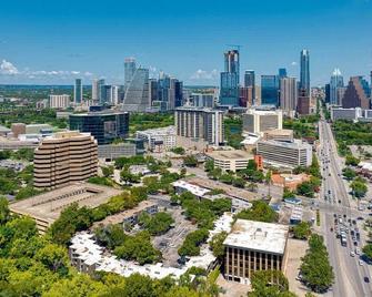 Heart of SoCo 2BR and 1BR King Suites with Free Parking, Pool, and Laundry Center - Austin - Vista esterna
