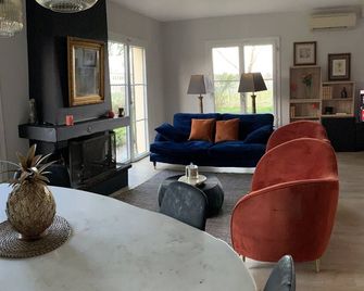 Family home 5mn from town center - 20mn from the ocean - Lesparre-Médoc - Huiskamer