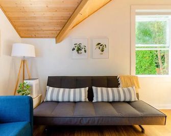 Walk to Restaurants, or Minutes to City from Backyard Cottage - Seattle - Living room