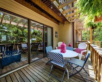 Fairfield Bay Gem with pool access and 4 Mi to Lake - Fairfield Bay - Balcony