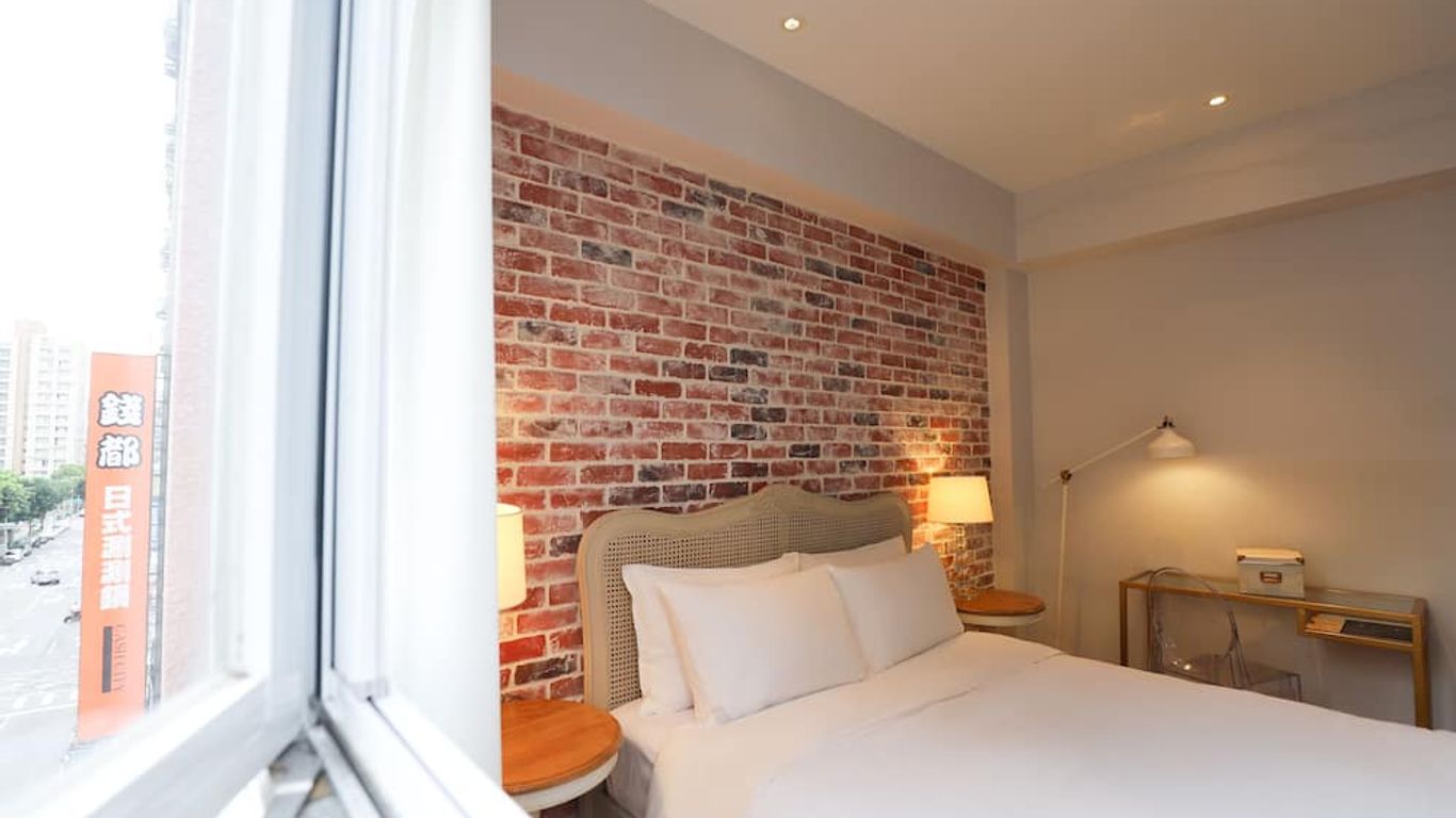 Slow Town Hotel-Reel