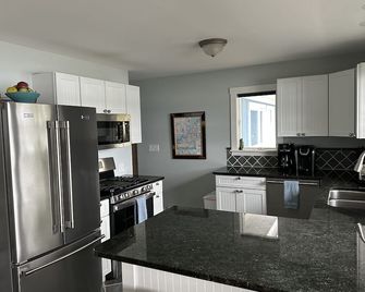 4BDR/3BTH waterfront home, dock, firepit, sunsets & in the heart of winecountry - Suttons Bay - Kitchen