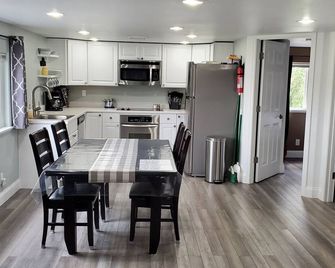 A cozy getaway with lakefront access. - Helena - Kitchen